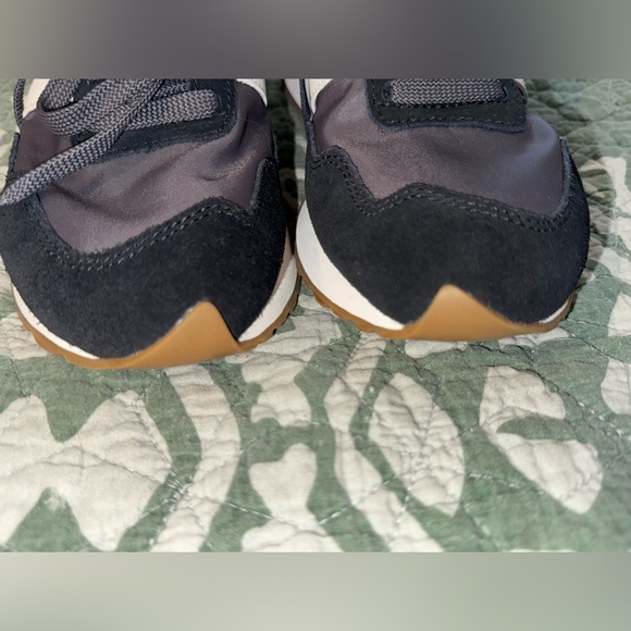 New Balance 327 Gray and Black Athletic Shoes - Picture 2 of 7